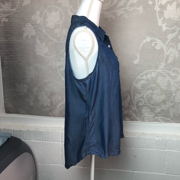 Crown & Ivy sleeveless chambray  top size L - Picture 5 of 6